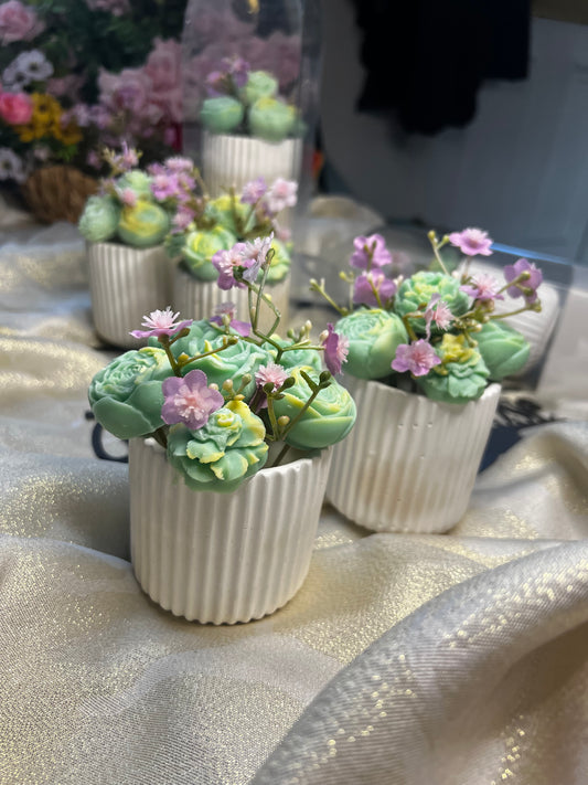 Medium size /fluted tray/ Fresh Linen and cotton scents